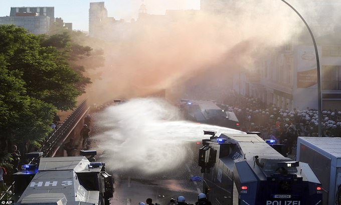G20 – German police fire water cannon and pepper spray at black-clad bottle-hurling demonstrators