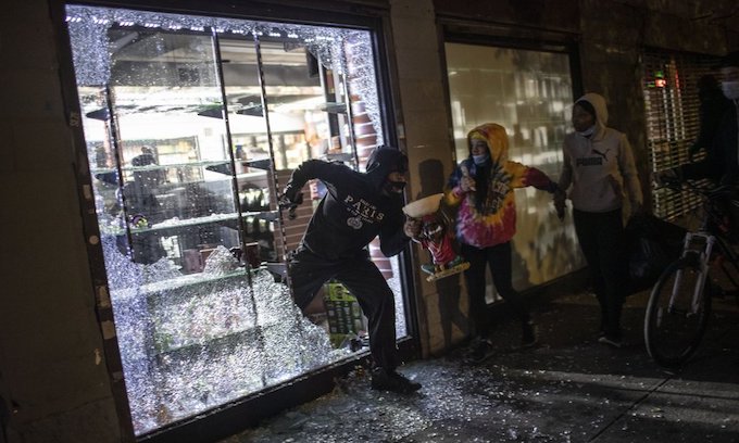 Mayhem, looting grow in NYC on Monday night