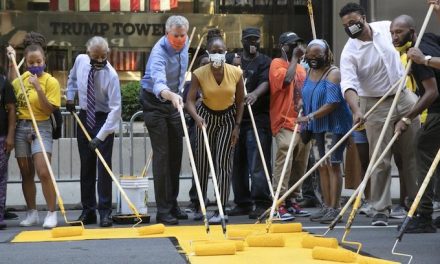 Bill de Blasio helps paint ‘Black Lives Matter’ outside Trump Tower