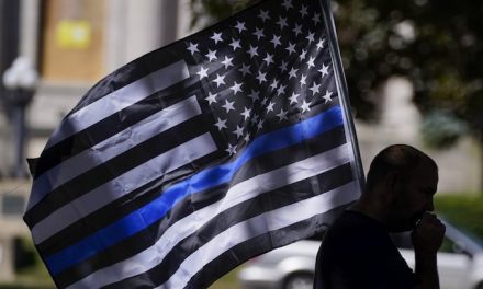 Bloomington doesn’t want to see the thin blue line flag