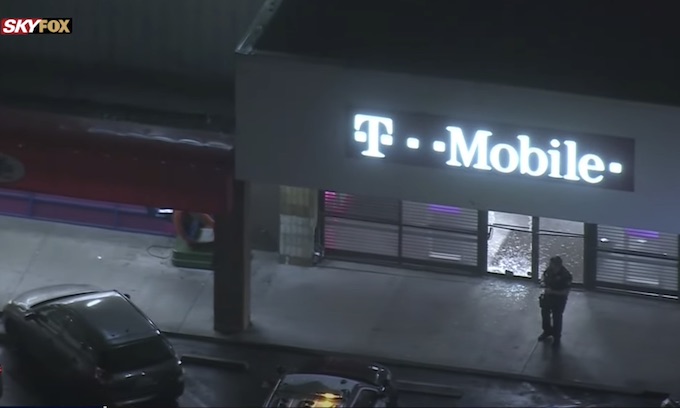 Pasadena Smash-and-grab robbers use hammer at T-Mobile store, flee with electronics