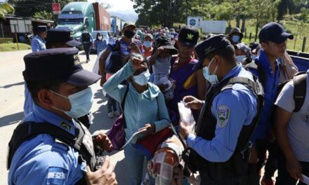 Migrant caravan from Honduras stopped in Guatemala