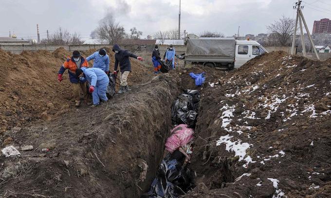 Amid heavy Russian shelling, Ukraine’s Mariupol city forced to bury dead in mass grave