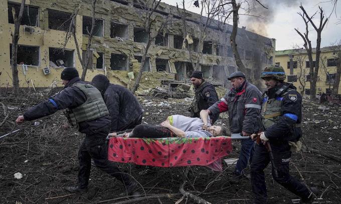 Putin bombs Ukraine maternity hospital, 17 reported hurt
