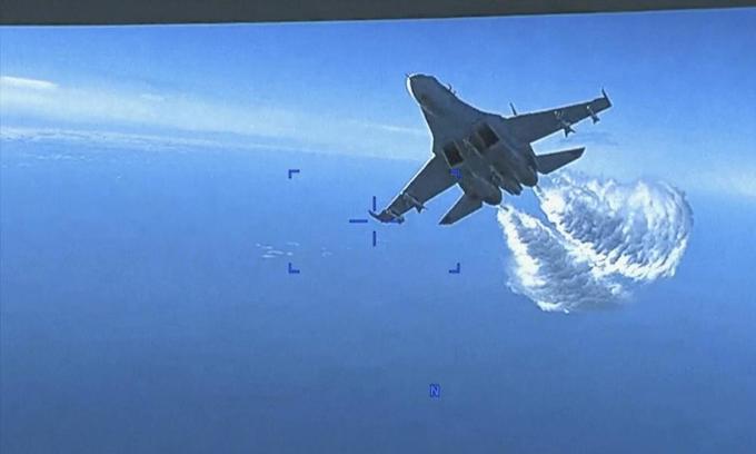 US releases video of Russian jet dumping fuel on its drone
