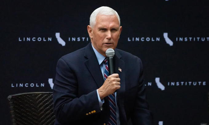 Tucker Carlson, Mike Pence Spar Over Ukraine at Campaign Event