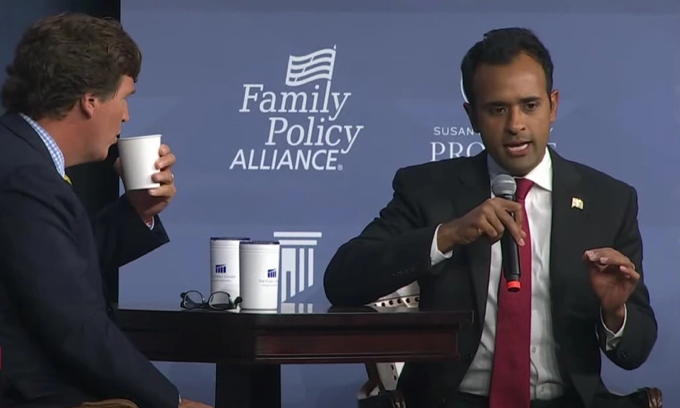 Vivek Ramaswamy Makes His Case in Q&A With Tucker Carlson at Crowded Iowa Forum