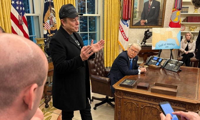 Trump signs order forcing agencies to work with DOGE