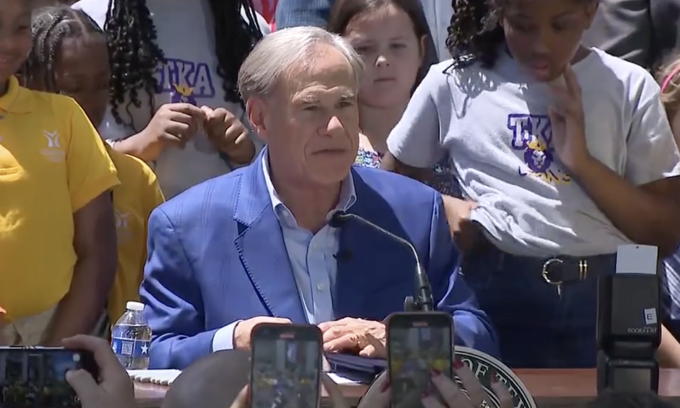 Abbott signs Texas’ first school choice bill into law